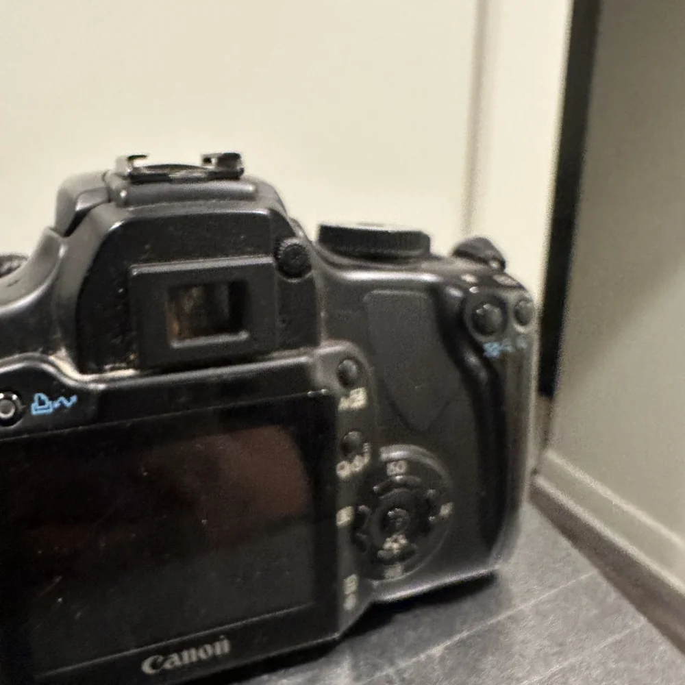 Canon EOS 400D Digital SLR Camera - Perfect for Beautiful, Clear Photos!